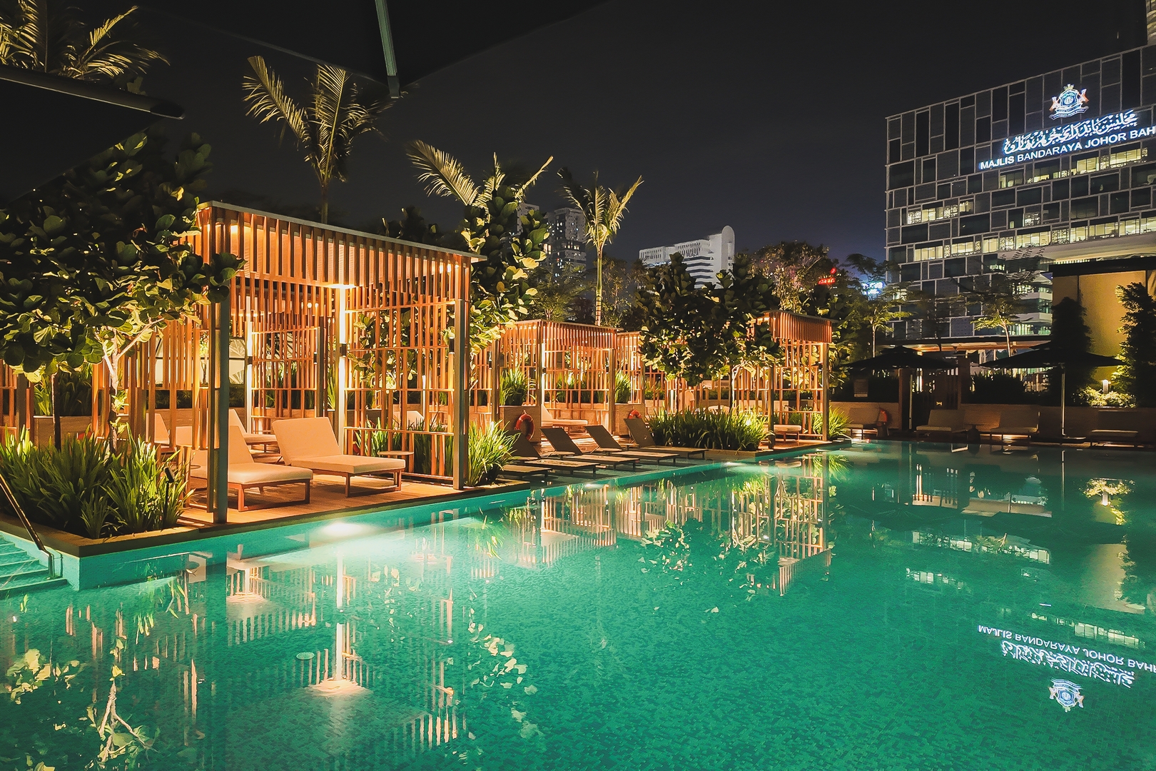 游泳池设有遮阳凉亭与温暖灯光，营造高品质夜间放松氛围，新山喜来登酒店。