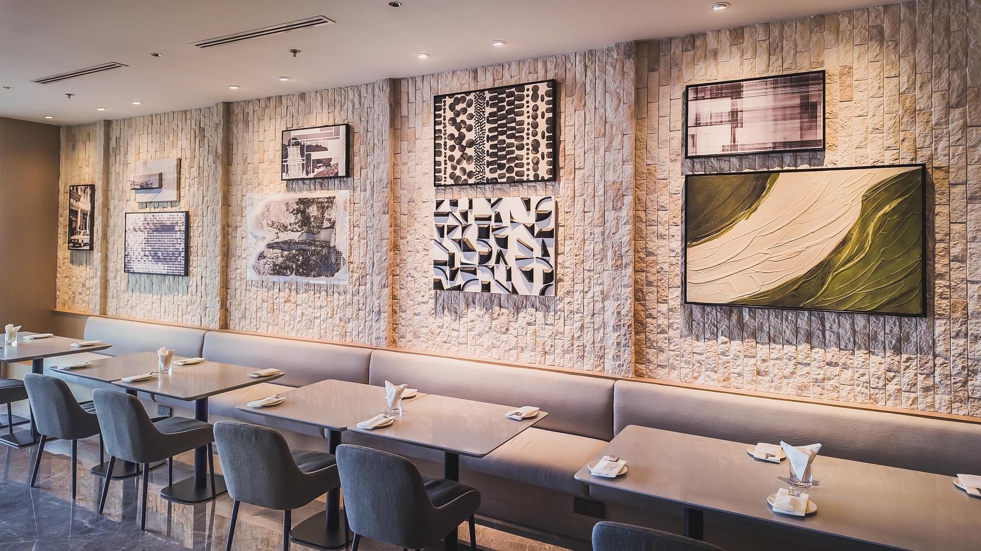 &More 咖啡吧，提供手工糕点、精品咖啡以及现代木质风柜台，新山喜来登酒店。