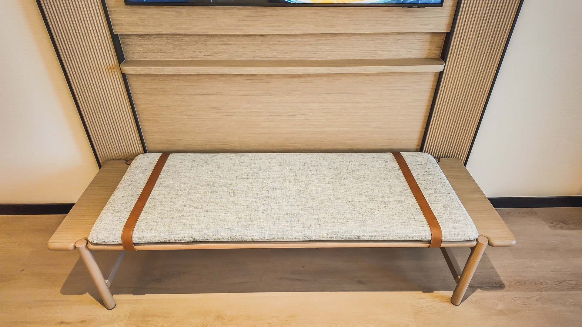 行李架配备鞋架，旁边是长电视柜，提升便利性，新山喜来登酒店。