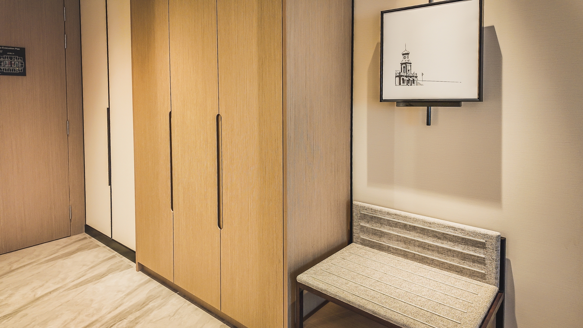 五门衣柜提供宽敞收纳空间，新山喜来登酒店客房。