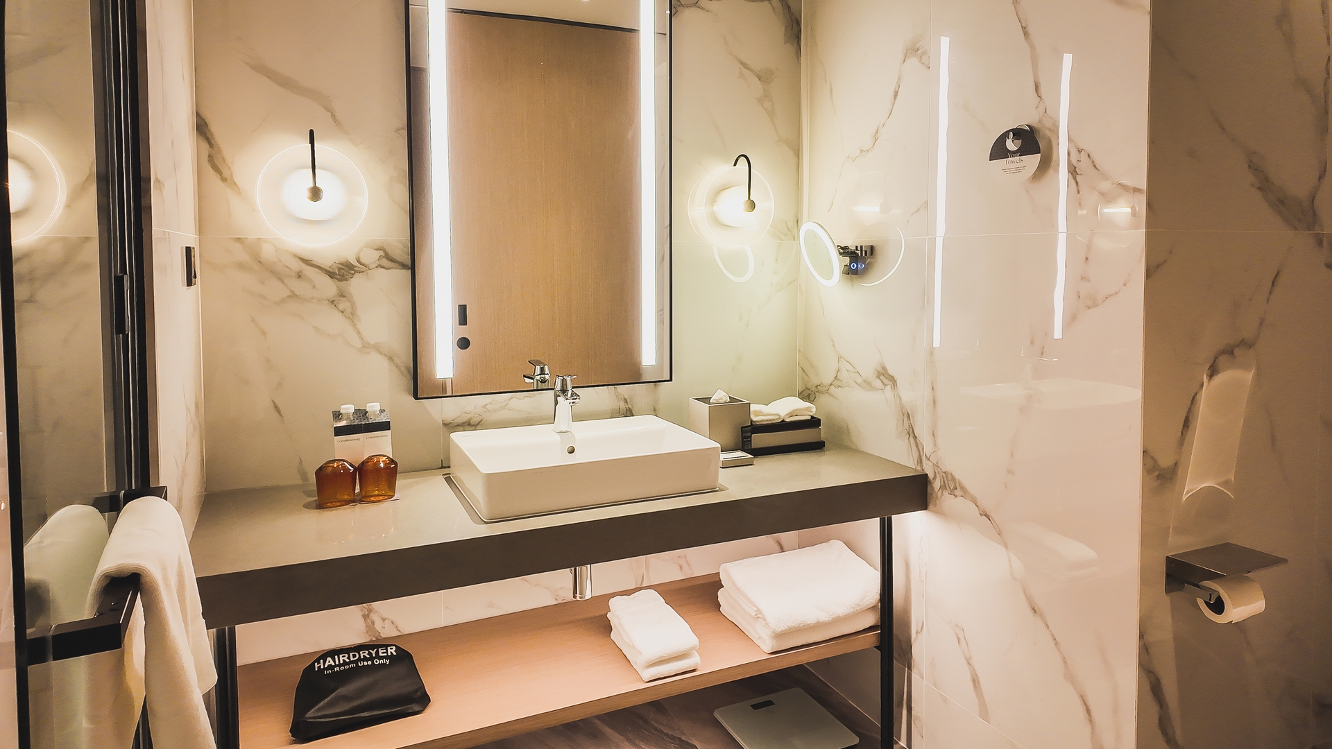 浴室设有纹理淋浴墙面和简洁现代的配件，新山喜来登酒店。