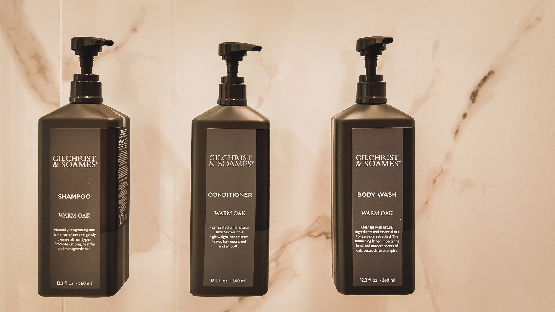 Gilchrist & Soames 洗浴用品摆放在大理石浴室台面，新山喜来登酒店。