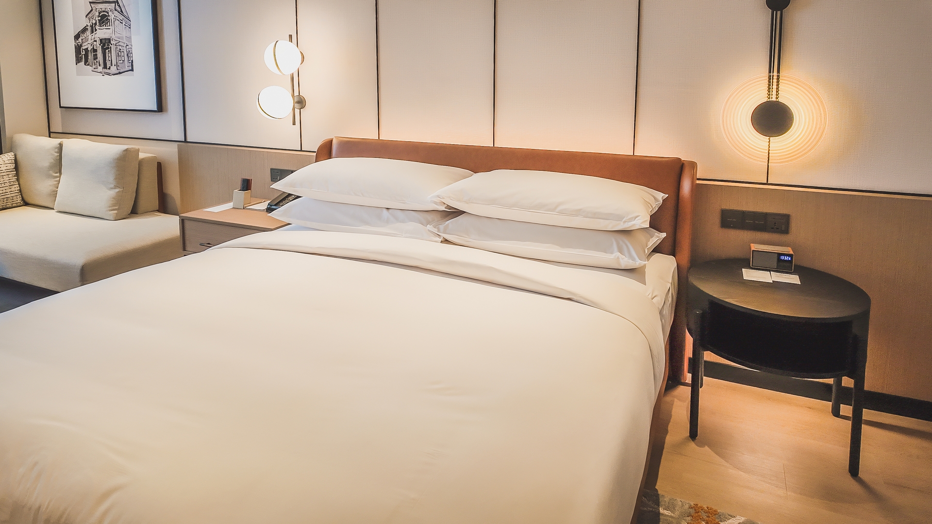 广角视角呈现宽敞的客房，具 refined 北欧风格，新山喜来登酒店。