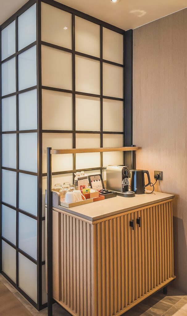 咖啡与茶冲泡区配备 Nespresso 咖啡机和纹理玻璃背板，新山喜来登酒店。