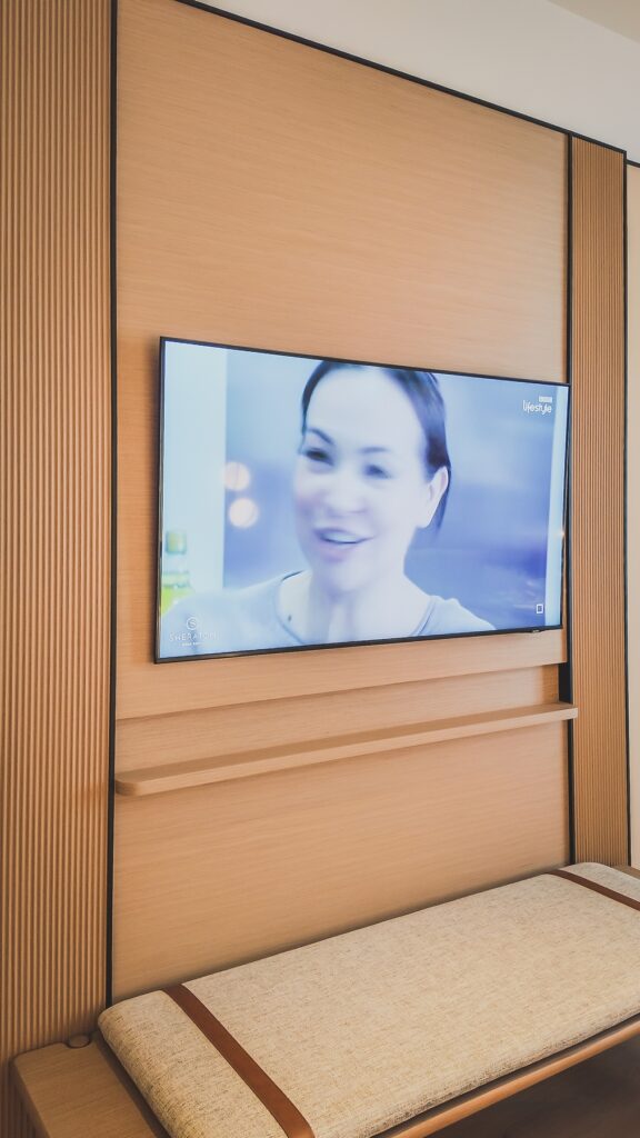 带有纹理的电视特色墙，为现代客房设计增添层次与触感，新山喜来登酒店。