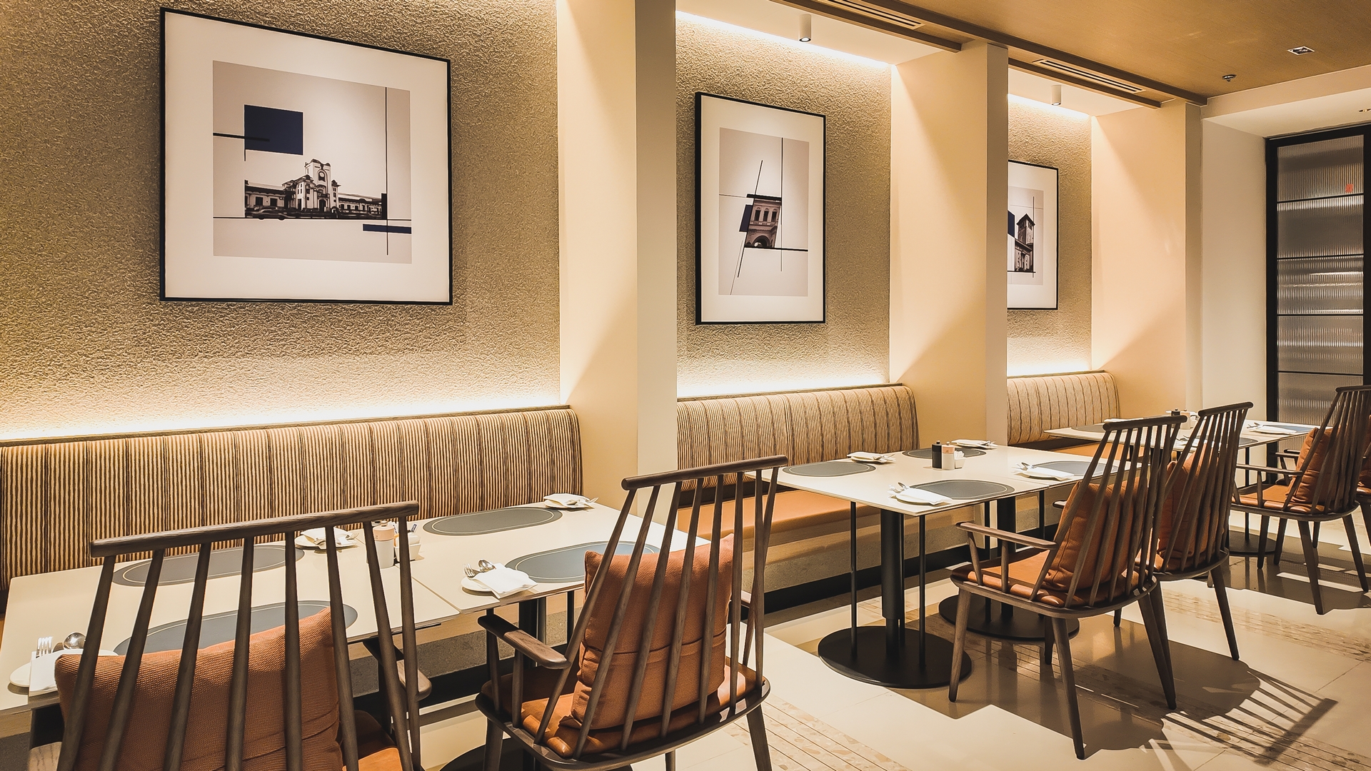 Daily Social 自助餐区与座位区展示宽敞优雅的用餐氛围，新山喜来登酒店。