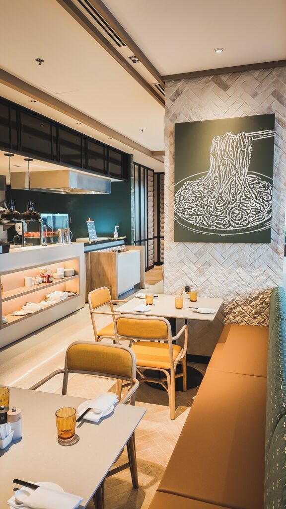 Soo Noodles 餐厅内部，提供舒适现代环境与亚洲面食，新山喜来登酒店。