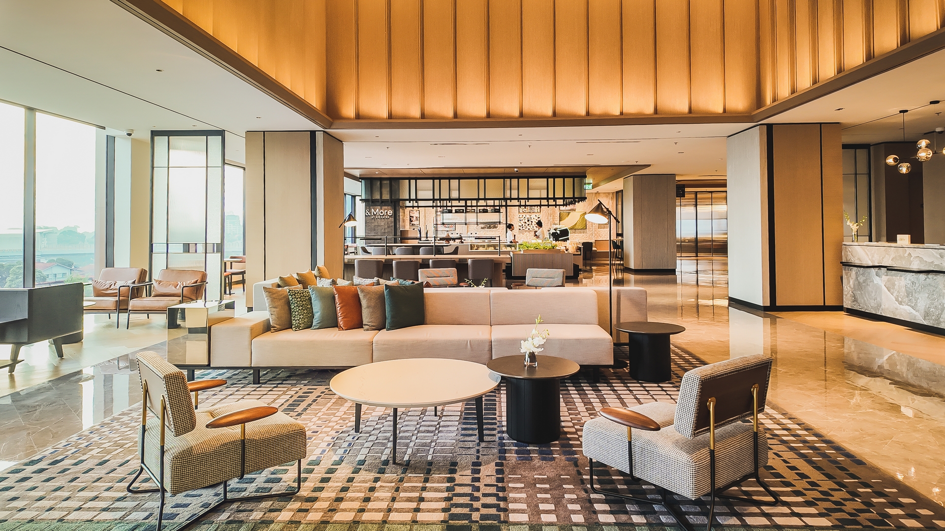 宽敞的大堂配备优雅的座位区、柔和中性色调与精致当代设计，新山喜来登酒店。