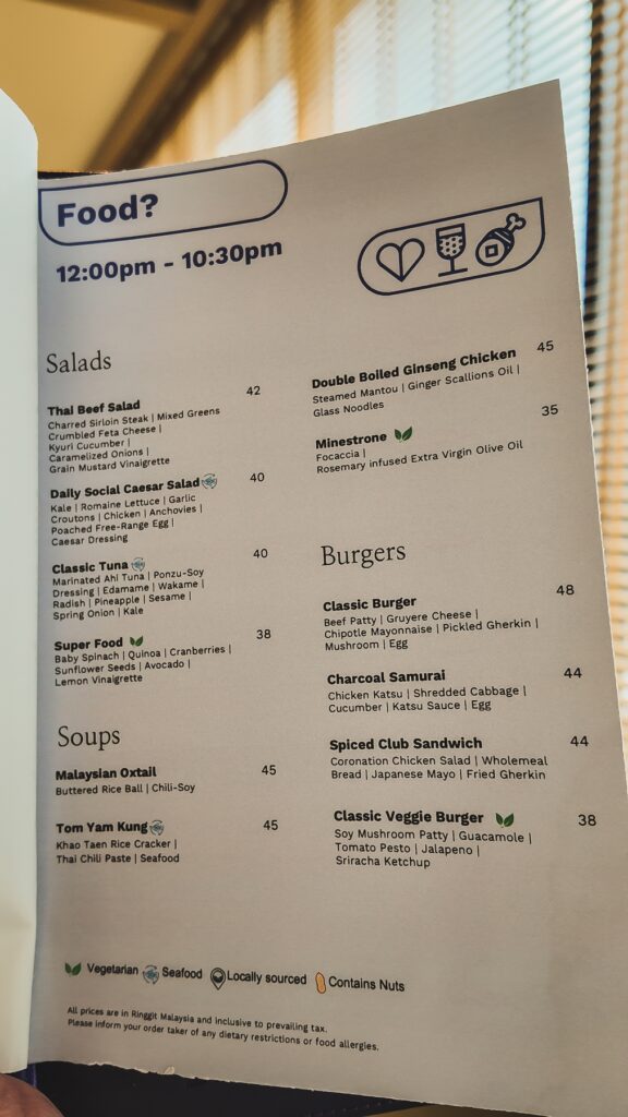 Daily Social 餐厅印刷菜单页面，展示早餐与国际美食选项，新山喜来登酒店。