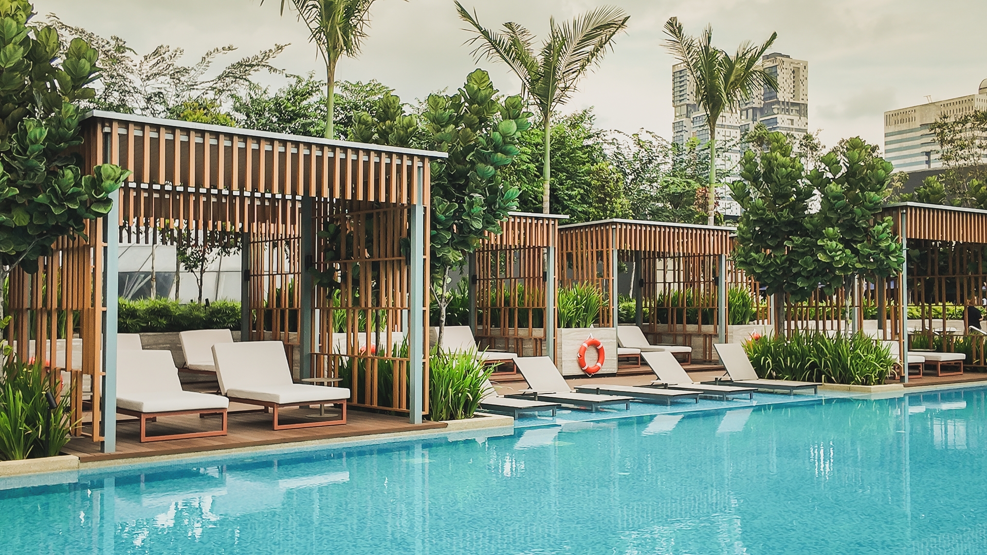 下午泳池环境，酒店建筑提供自然遮阴，适合无日晒休憩，新山喜来登酒店。