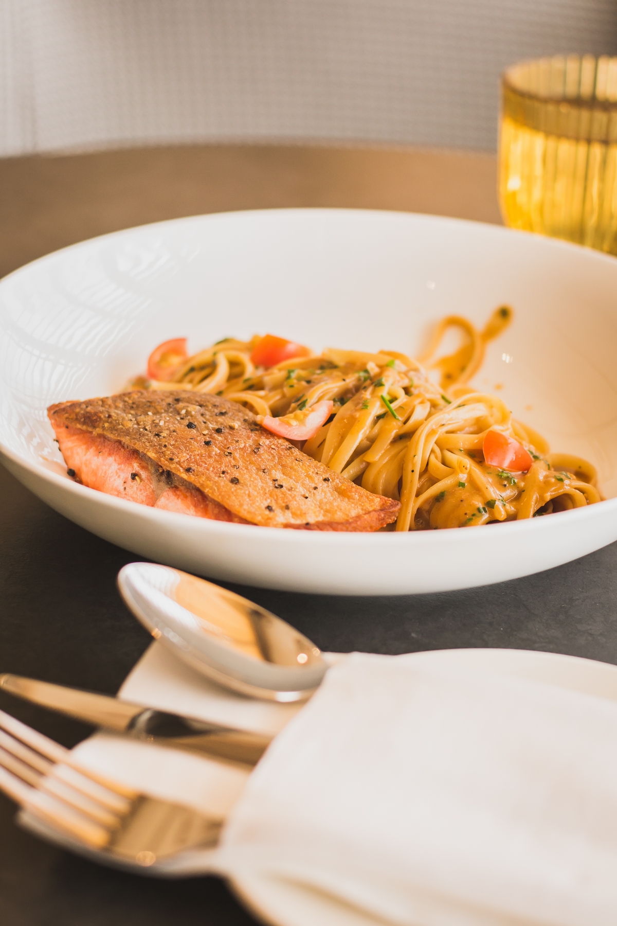 Daily Social 的招牌菜：浇上虾汤汁的三文鱼意大利扁面，风味浓郁鲜美。
